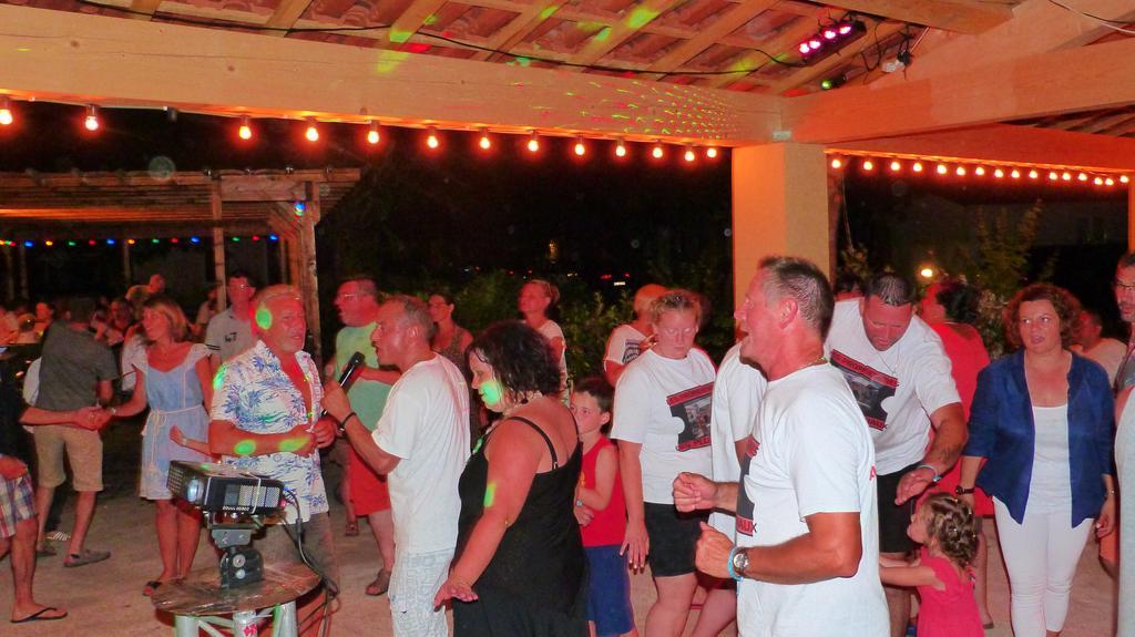 Camping La Vidaresse Hotel Sainte-Anastasie-sur-Issole Eksteriør billede