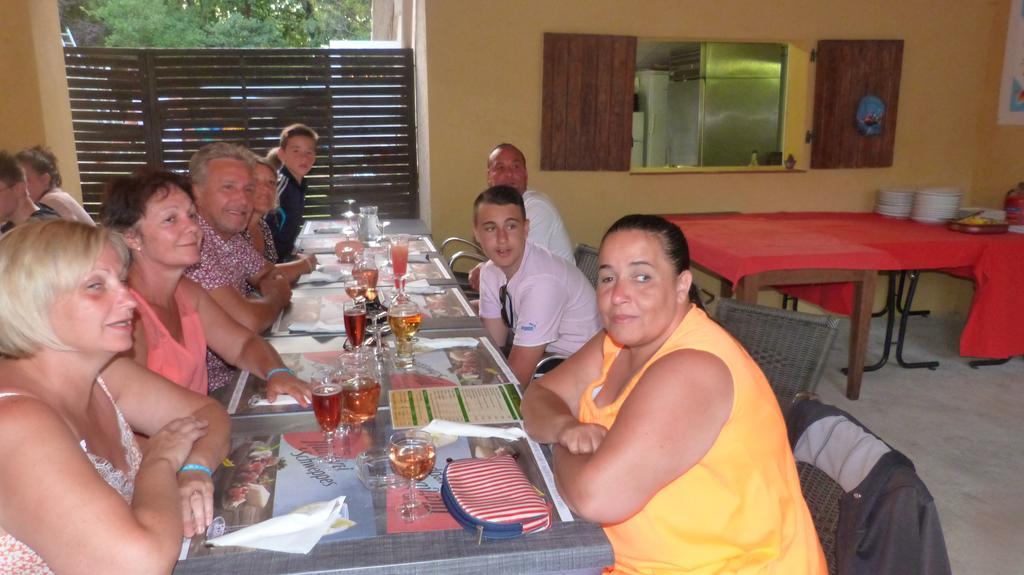 Camping La Vidaresse Hotel Sainte-Anastasie-sur-Issole Eksteriør billede